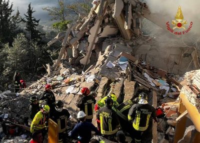 Soccorritori nella casa crollata a Tiana