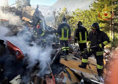 Soccorritori nella casa crollata a Tiana