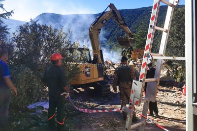 Soccorritori nella casa crollata a Tiana