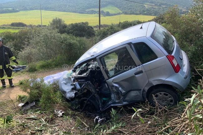 Una delle due auto coinvolte nell'incidente frontale