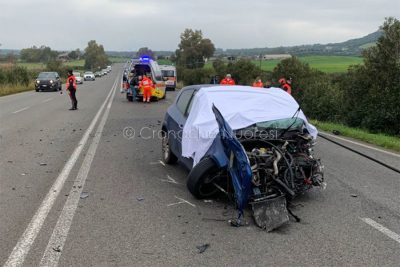 Una delle due auto coinvolte nell'incidente frontale