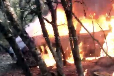 Una delle due auto in fiamme usate dai rapinatori