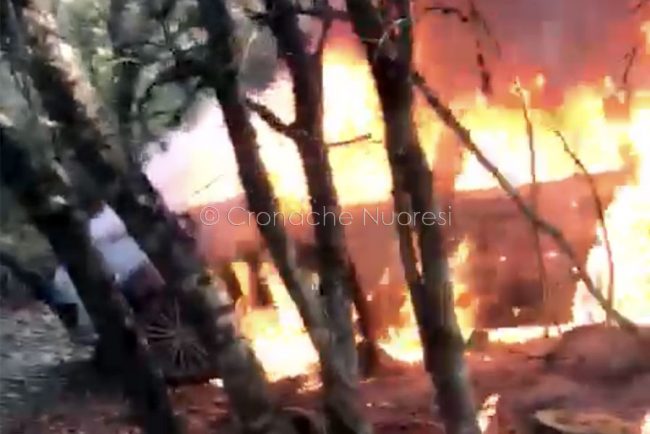 Una delle due auto in fiamme usate dai rapinatori