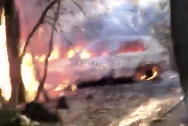 Una delle due auto in fiamme usate dai rapinatori