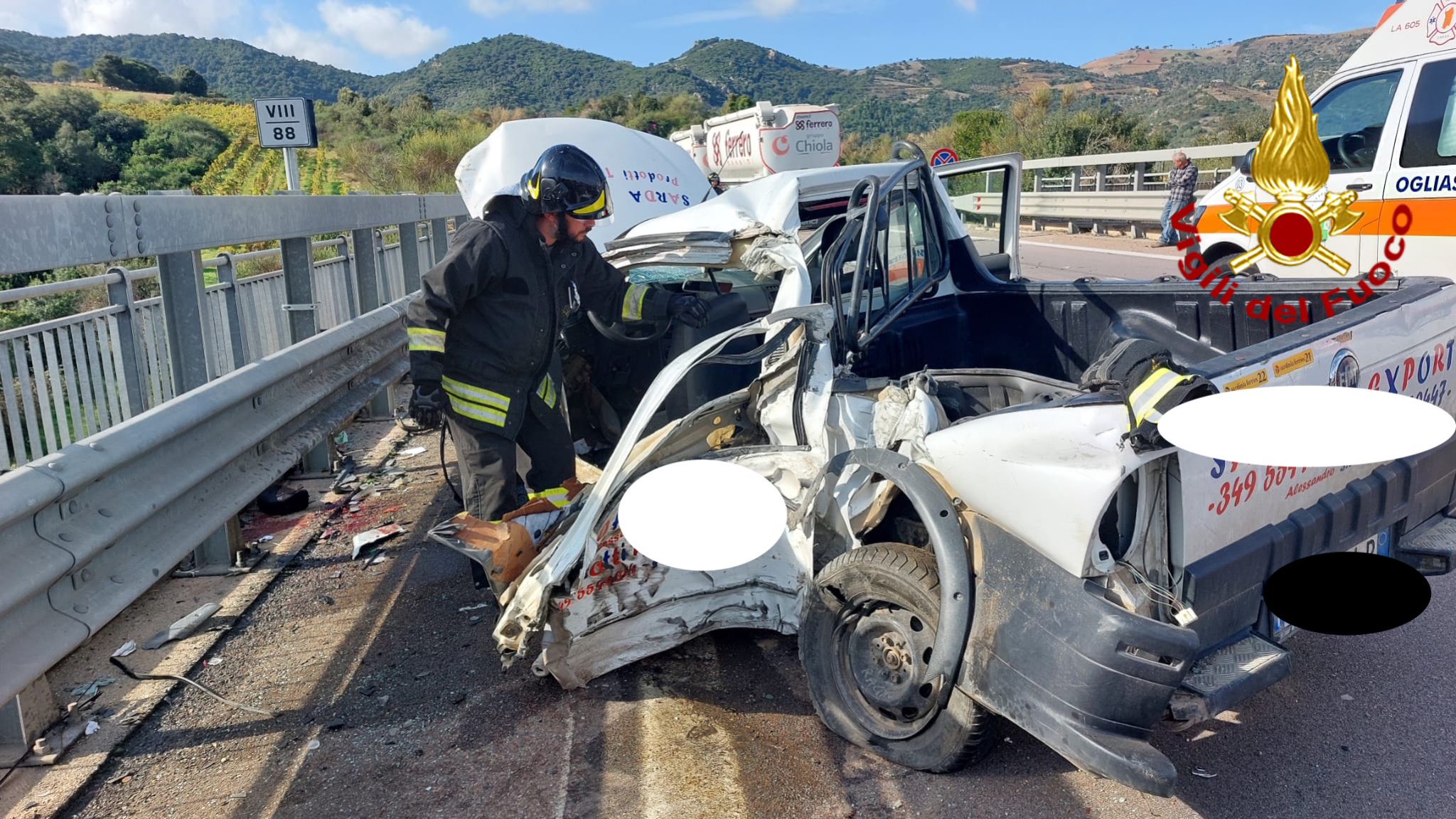 Scontro tra pick-up e autotreno: conducente sbalzato dall’abitacolo incastrato tra il mezzo e il guard rail