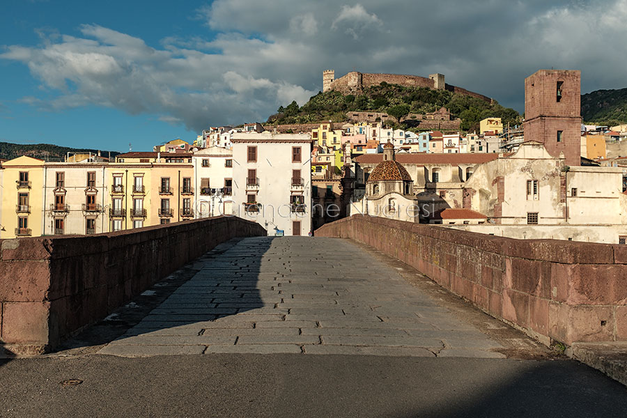Attentato intimidatorio a Bosa: a fuoco la porta del Municipio. Elezioni nel mirino?