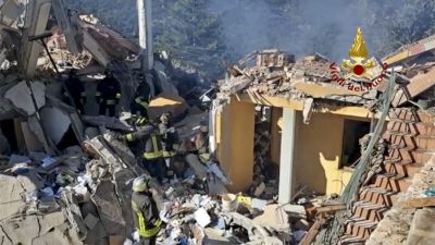 Soccorritori nella casa crollata a Tiana