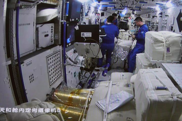 Equipaggio della Shenzhou-14 entra nella navicella cargo Tianzhou-5