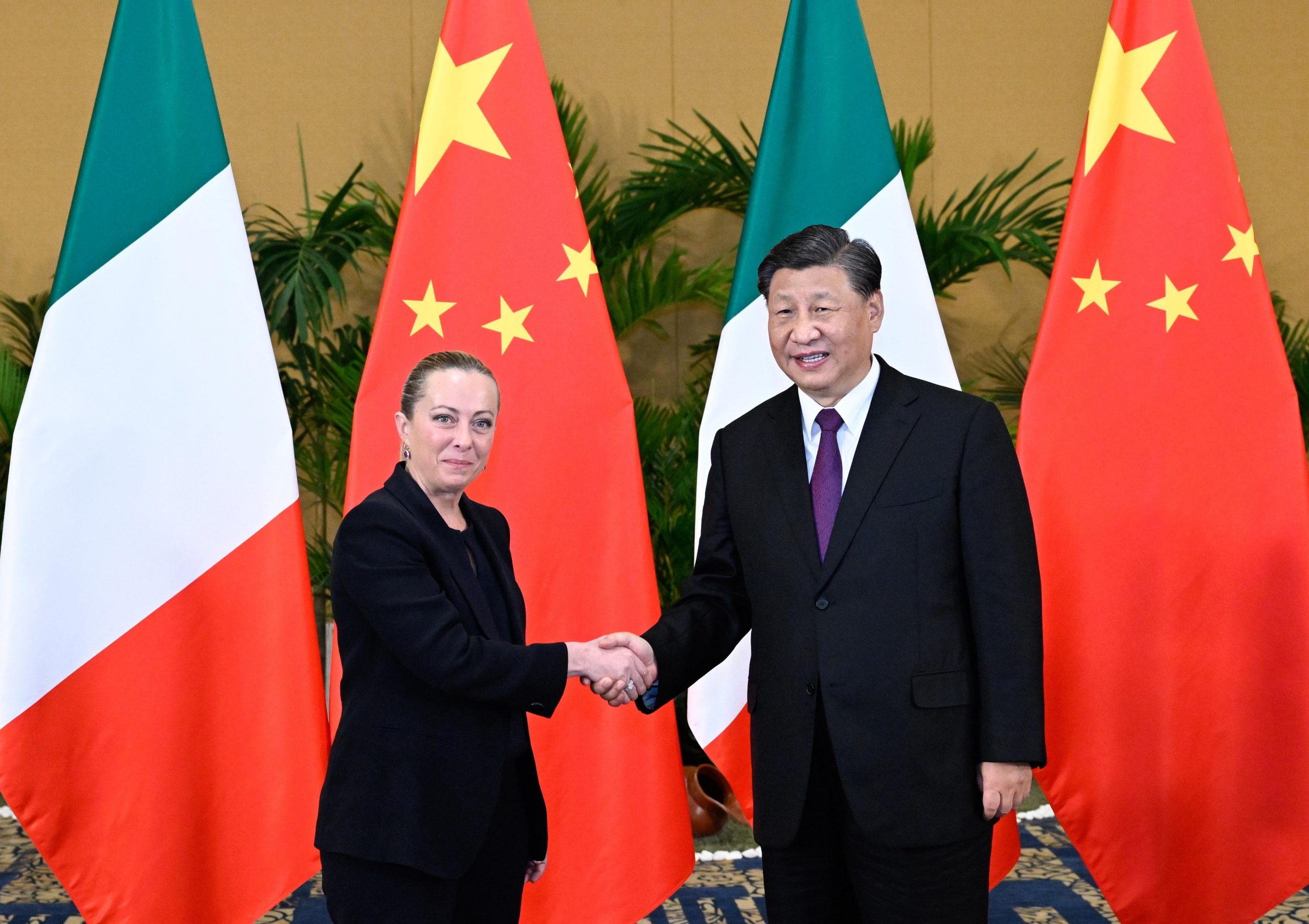 Xi incontra primo ministro italiano Meloni