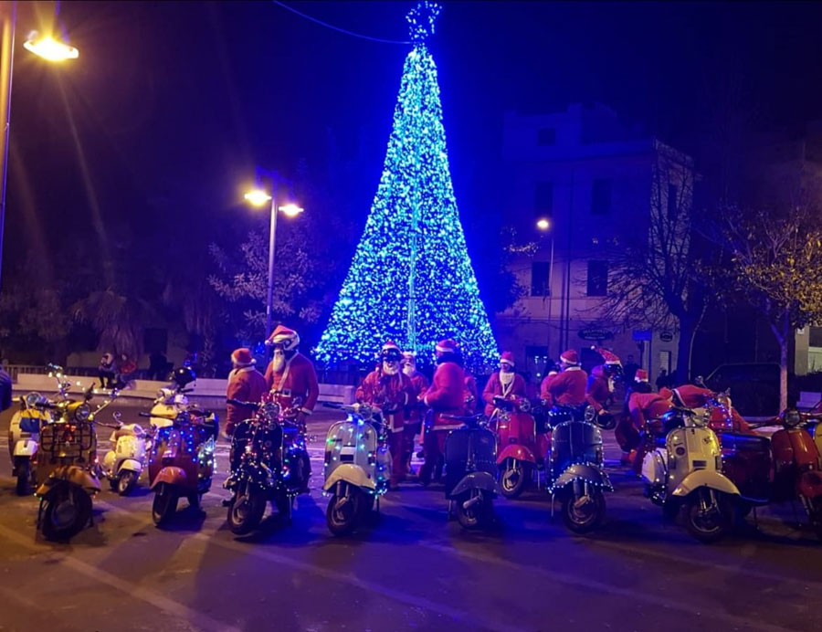“Tempus de Nadale”. Arrivano i Babbi Natale in Vespa: divieto di circolazione al passaggio del corteo