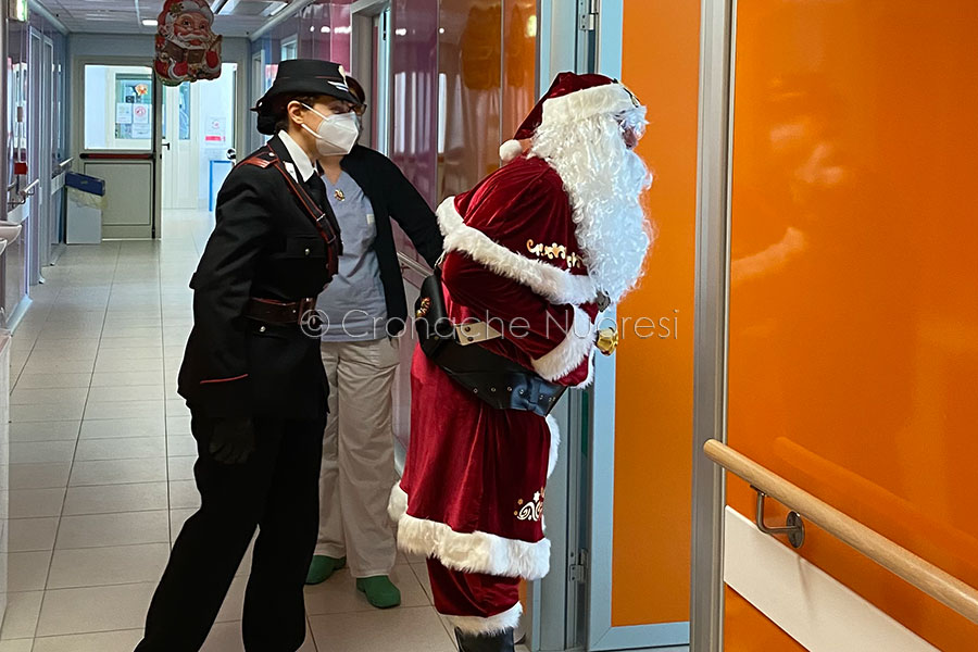 Nuoro. I regali dei Carabinieri strappano un sorriso ai bimbi ricoverati al San Francesco