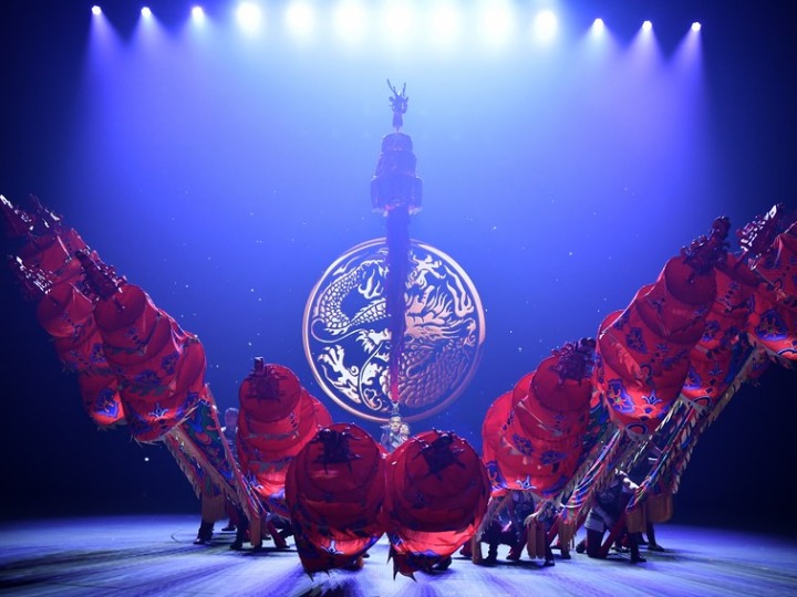 Cina. Artisti compiono acrobazie mozzafiato a Puyang