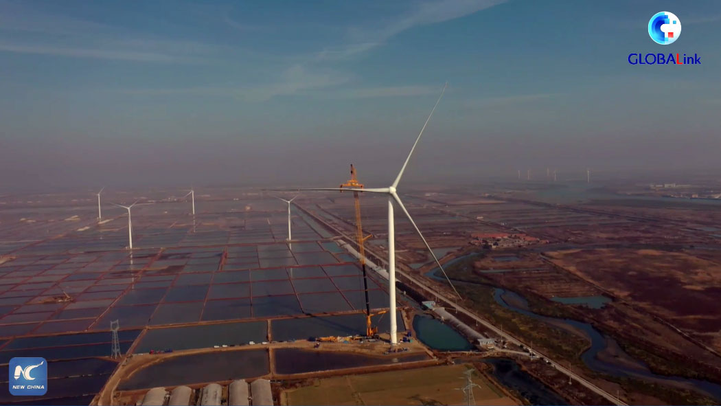 La gru tuttoterreno più grande del mondo esegue il primo sollevamento – VIDEO