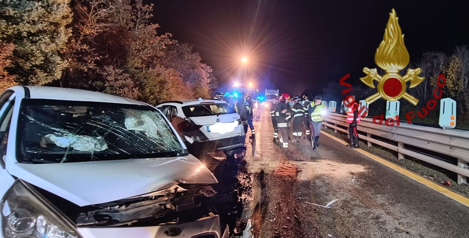 Scontro frontale tra due auto sulla Statale 131: tre feriti in ospedale