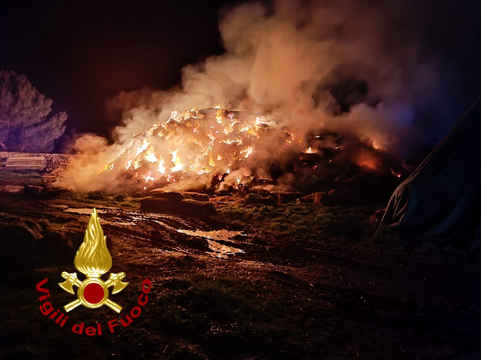 Notte di fuoco a Siligo: distrutto un fienile. I Vigili del fuoco mettono in salvo oltre 5mila balle di fieno