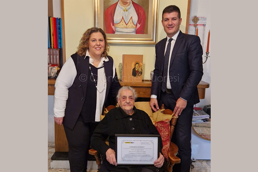 Mamoiada. Poste Italiane omaggia la signora Maria Gungui, cliente ultracentenaria