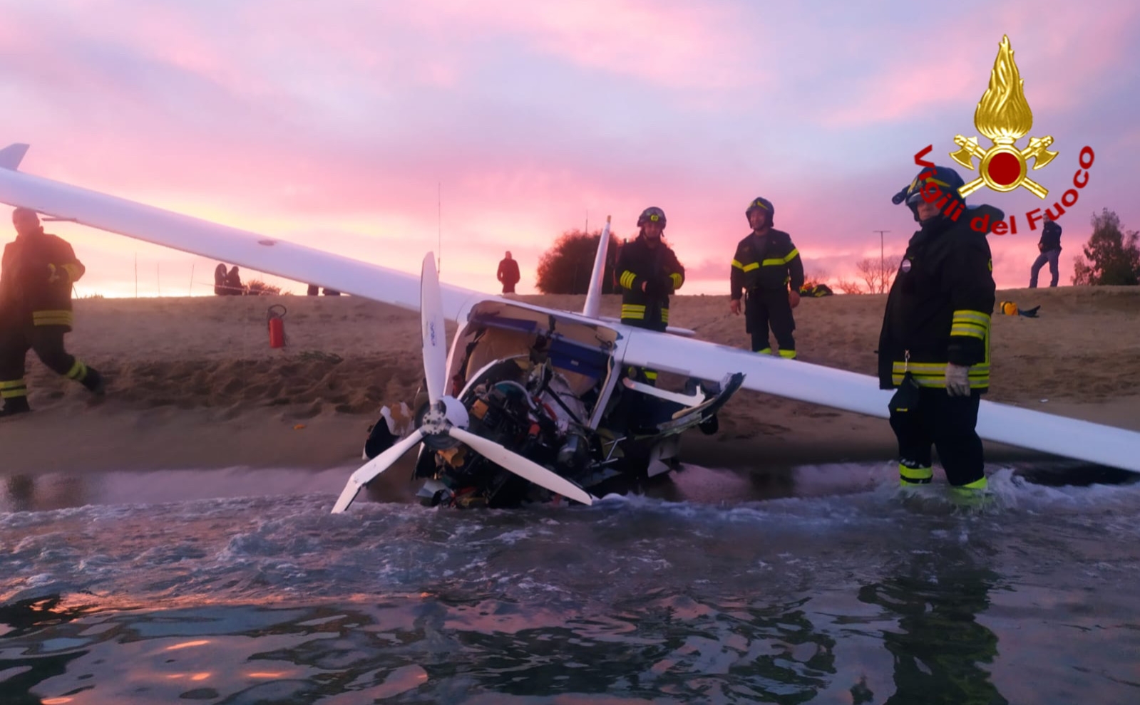 Tragedia sfiorata a Tortolì. Un’avaria al motore e aereo ultraleggero precipita in mare: due feriti
