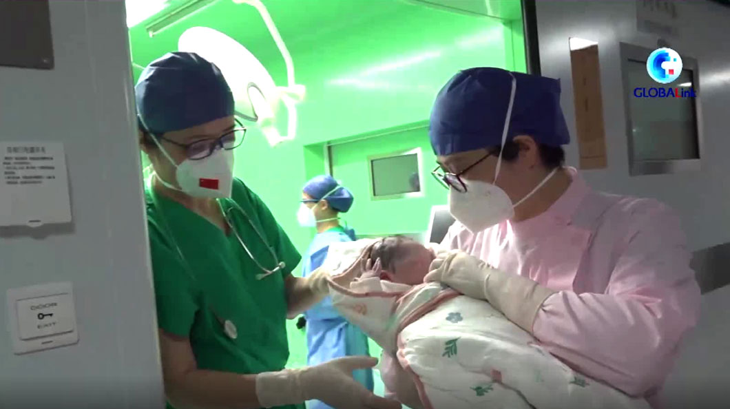 Settimo bambino nato sulla nave-ospedale cinese in Indonesia – VIDEO