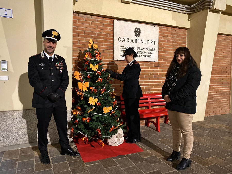 Carabinieri di Nuoro e il Soroptimist accendono l’albero di natale contro la violenza sulle donne