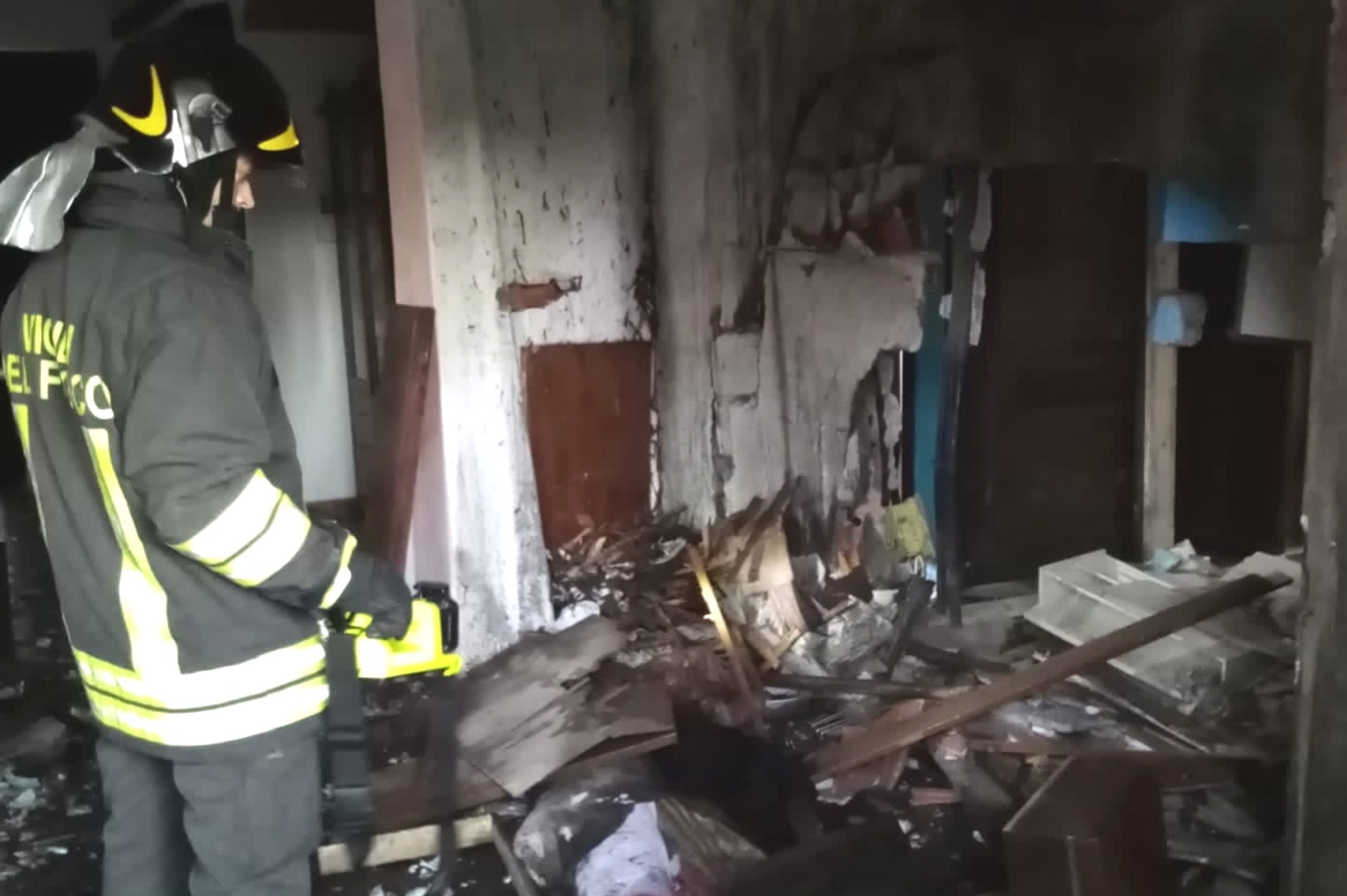 Irgoli. Un malfunzionamento al termocamino e esplode l’abitazione