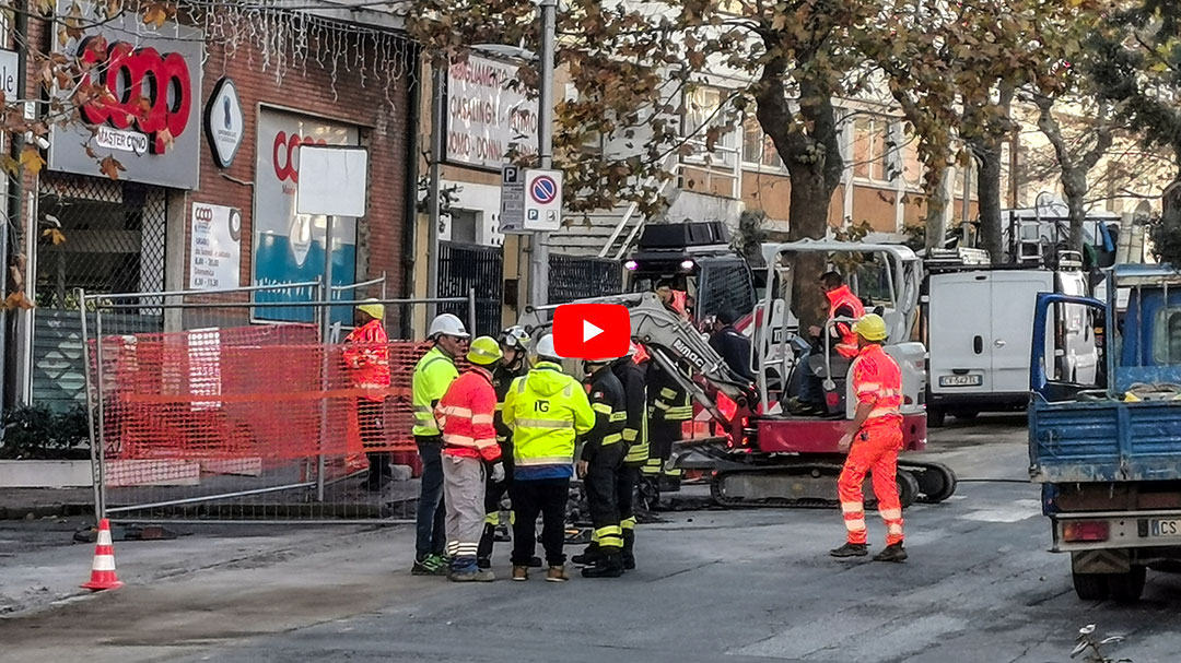 Nuoro. Paura in via La Marmora per una perdita di gas: traffico bloccato – VIDEO