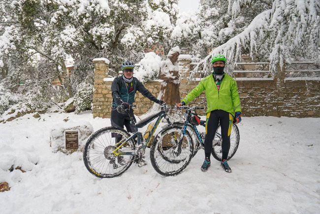 Ciclisti sotto la neve all'Ortobene (foto S.Novellu)