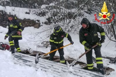 Il Vigili del fuoco mentre liberano la tettoia