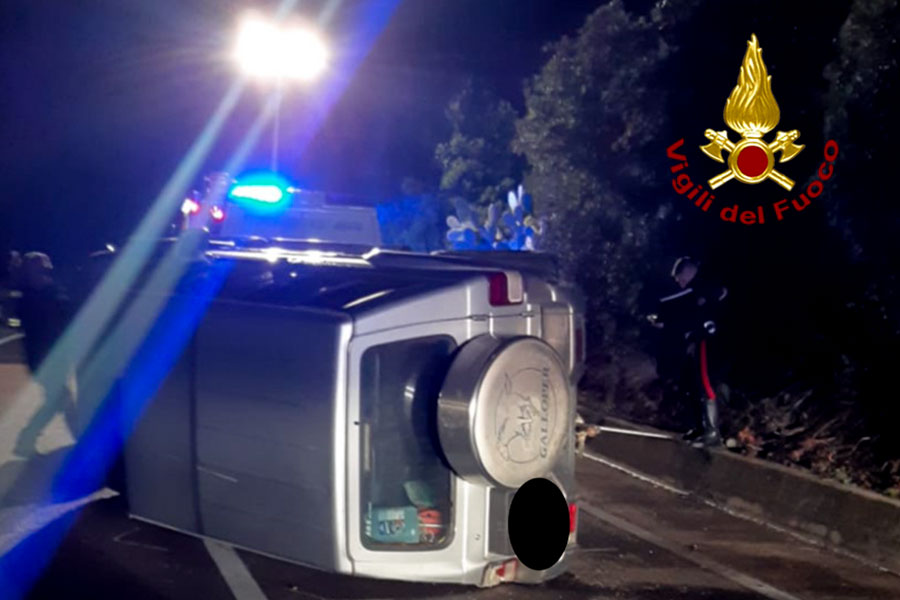 Fuoristrada urta un cordolo e si ribalta al centro della carreggiata: ferito il conducente