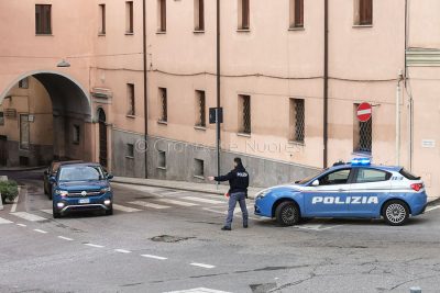 La Polizia devia il traffico per la perdita di gas (foto S.Novellu)