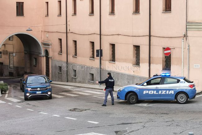 La Polizia devia il traffico per la perdita di gas (foto S.Novellu)