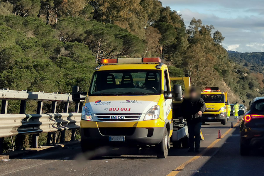 Nuoro. Perde il controllo dell’auto e si schianta all’uscita della galleria di Pratosardo
