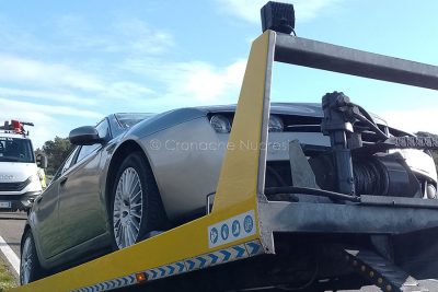 L'auto danneggiata dalla mucca