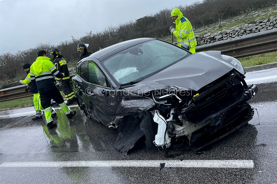 Perdono il controllo dell’auto e si schiantano ripetutamente sul guard rail: due feriti