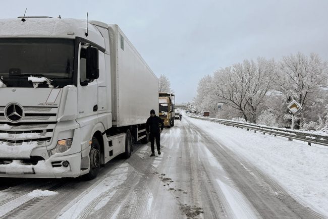 Mezzi in difficoltà per la neve nel Nuorese