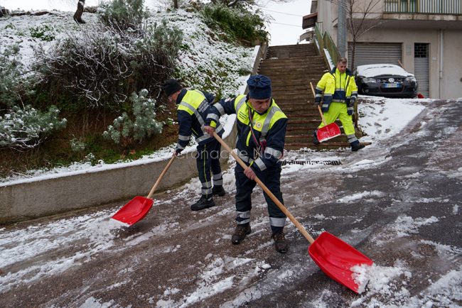Neve. Personale della Protezione Civile a lavoro (foto S.Novellu)