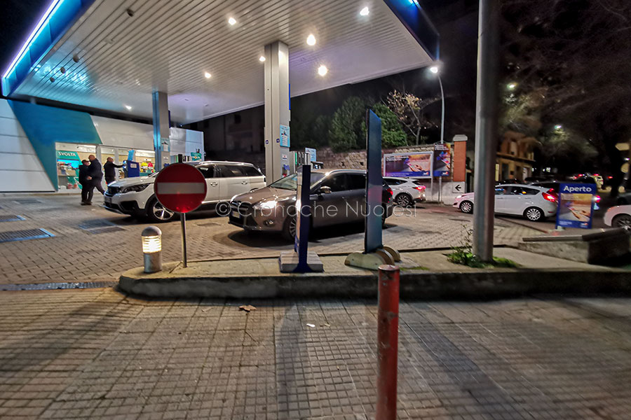 Nuova stangata sulla benzina: la modalità self supera l’1, 9 euro a litro