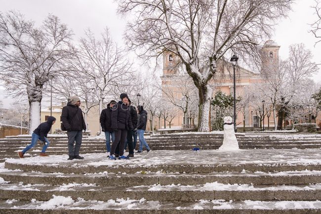 Nuoro. Ragazzi si divertono con la neve (foto S.Novellu)