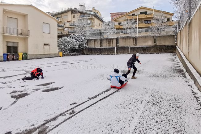 Nuoro. Ragazzi si divertono con la neve (foto S.Novellu)