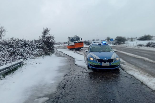 Polizia stradale e spazzaneve durante la nevicata di oggi