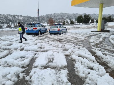 Polizia stradale sulla Statale 389 innevata