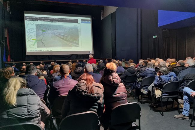 Un momento dell'assemblea pubblica a Bitti