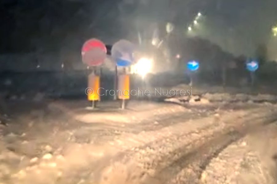 Nevica sulla statale 389. La Stradale raccomanda prudenza ai mezzi pesanti  – VIDEO