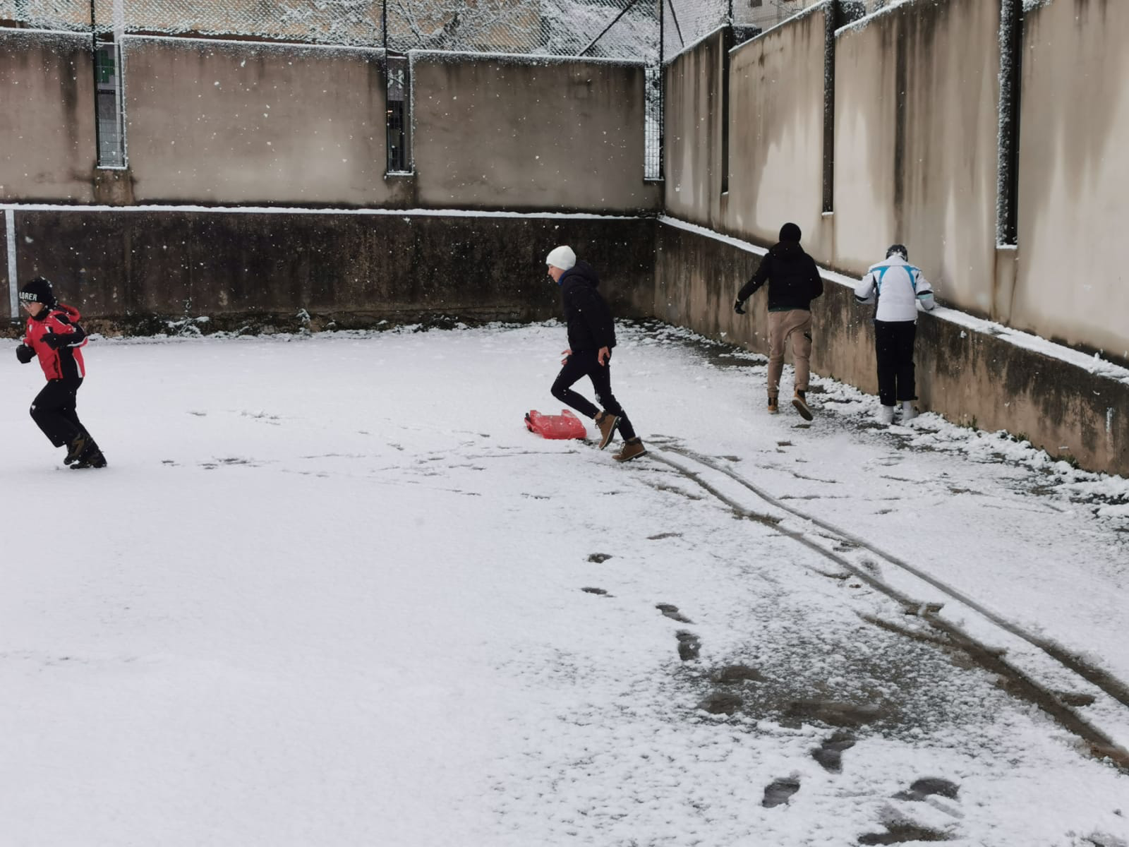 Nuoro sotto la neve: scuole chiuse e l’appello di essere prudenti prima di mettersi in viaggio