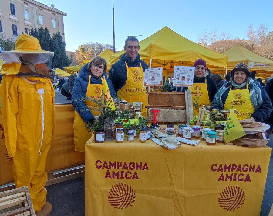 In Sardegna cala del 50% la produzione del miele per i cambiamenti climatici
