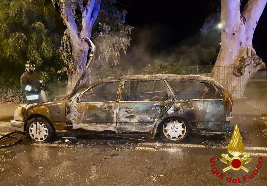 Due auto date alle fiamme nella notte: intervengono i Vigili del Fuoco