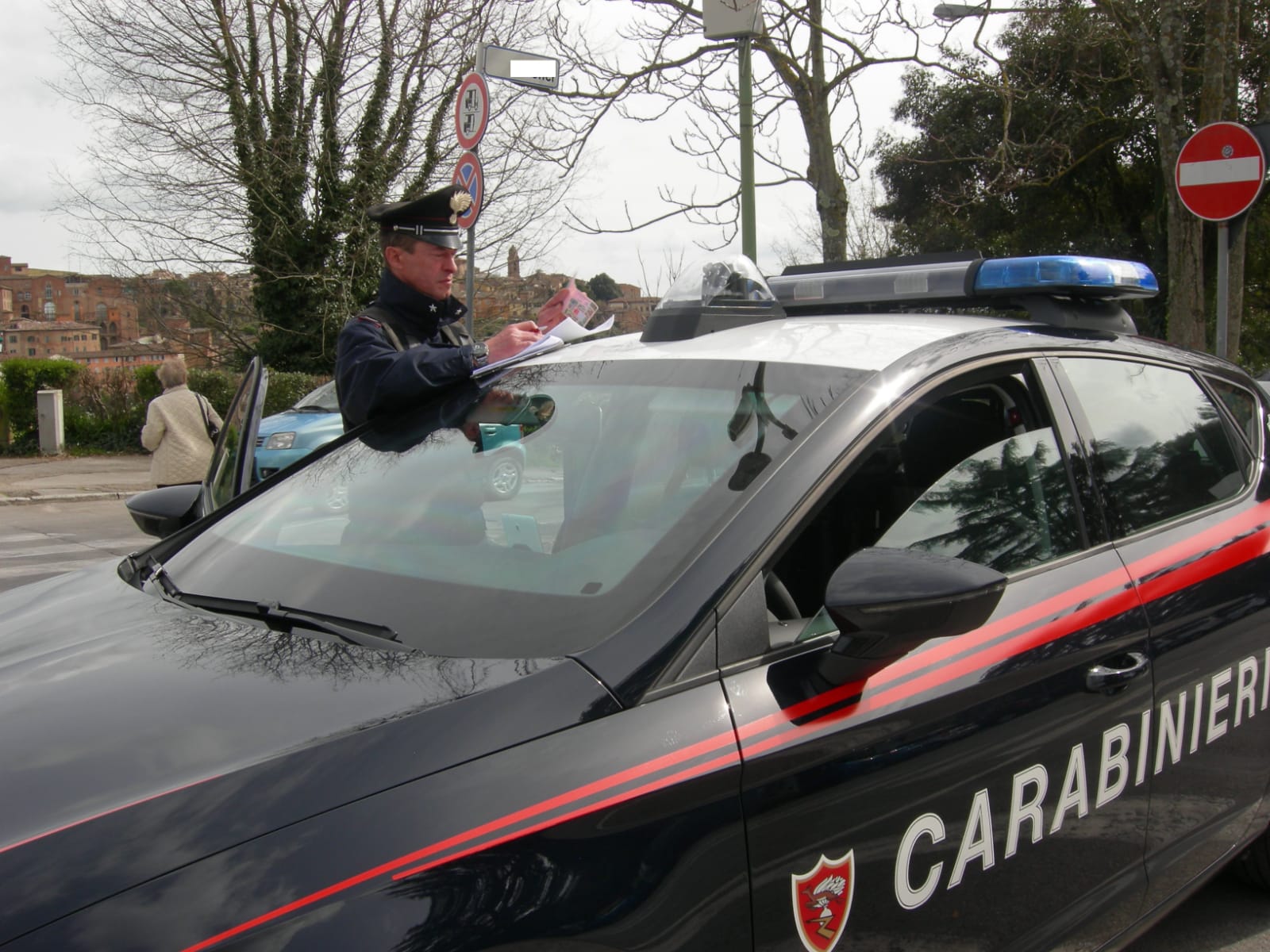 Accoltellato ripetutamente dopo una lite: riesce a fuggire e a raggiungere il pronto soccorso