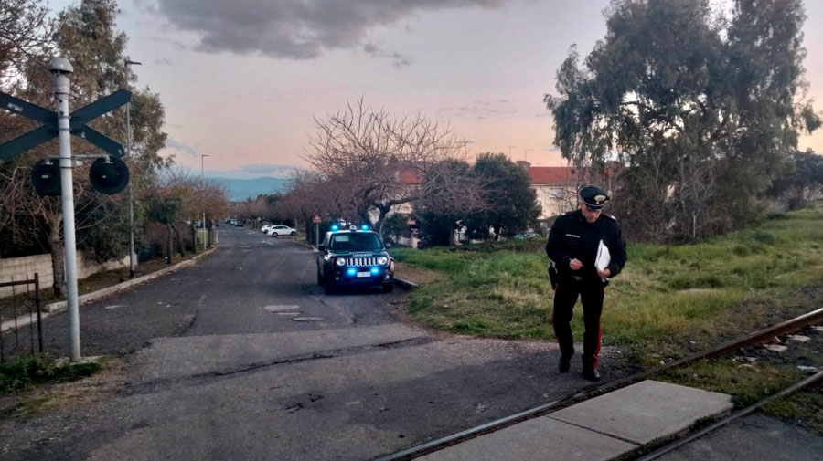 Al passaggio a livello si schianta con la Golf contro il treno per Macomer: illesa la donna alla guida