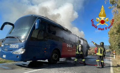 Il pullman ARST in fiamme