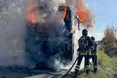 Il pullman ARST in fiamme