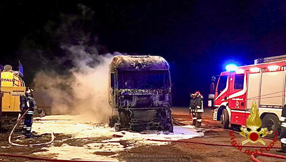 Attentato incendiario in un cantiere sulla Olbia-Sassari: tre mezzi pesanti distrutti dalle fiamme